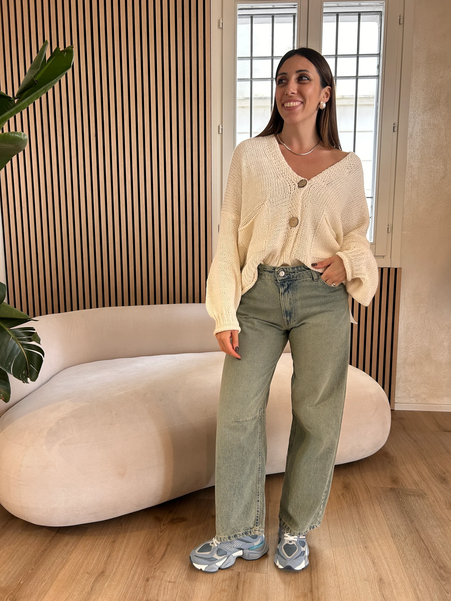 Cardigan burro con bottoni legno - immagine 3