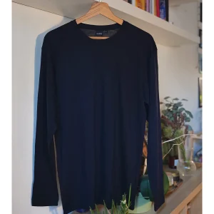 Elegante maglia in pura lana merino colore blu, manica lunga